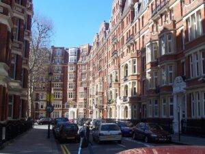 L'immagine mostra una strada di Kensigton, uno dei quartieri più esclusivi e lussuosi di Londra.
